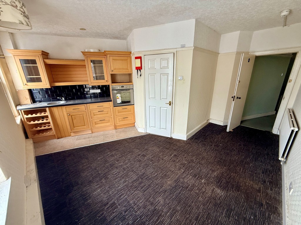 Lot: 45 - COMMERCIAL INVESTMENT WITH PLANNING FOR CONVERSION OF UPPER PARTS - Second Floor - Bedroom three